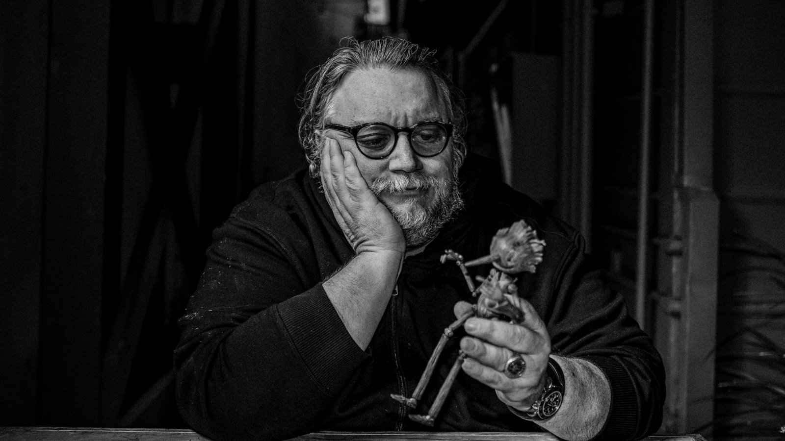 Ist Pinocchio eigentlich Frankensteins Monster? Guillermo del Toro mit dem Star aus seinem Knetgummi-FilmFoto: Netflix/mandraketheblack.de
