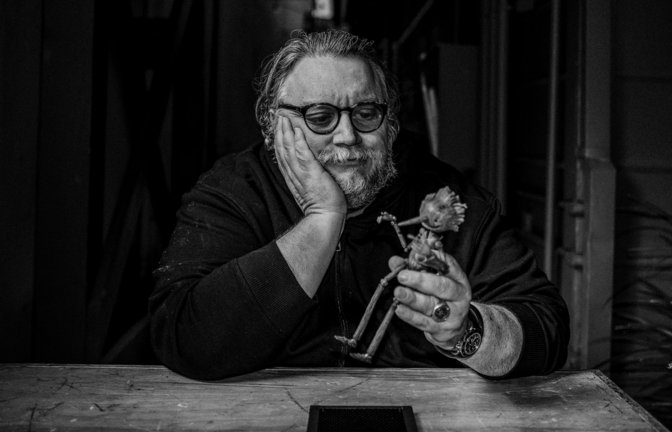 Ist Pinocchio eigentlich Frankensteins Monster? Guillermo del Toro mit dem Star aus seinem Knetgummi-Film<span class='image-autor'>Foto: Netflix/mandraketheblack.de</span>