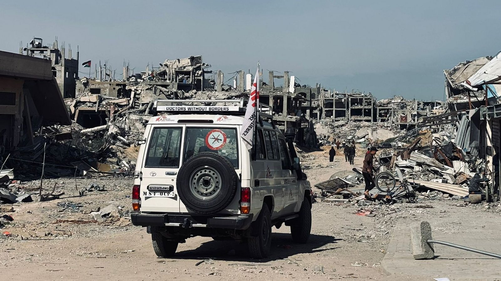 Ein Fahrzeug von „Ärzte ohne Grenzen” fährt an den zerstörten Gebäuden in Jabalia im Nordosten des Gazastreifens vorbei (Archivfoto).Foto: MSF Ein Fahrzeug von „Ärzte ohne Grenzen” fährt an den zerstörten Gebäuden in Jabalia im Nordosten des Gazastreifens vorbei (Archivfoto).Foto: MSF