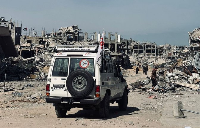 Ein Fahrzeug von „Ärzte ohne Grenzen” fährt an den zerstörten Gebäuden in Jabalia im Nordosten des Gazastreifens vorbei (Archivfoto).<span class='image-autor'>Foto: MSF</span>