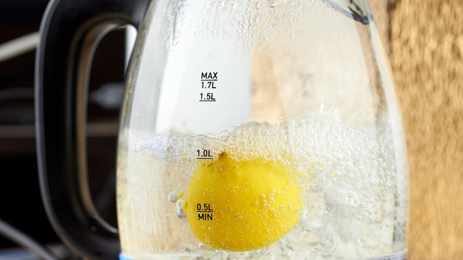 Der Wasserkocher sollte regelmäßig entkalkt werden.Foto: Astfreelancer / shutterstock.com Der Wasserkocher sollte regelmäßig entkalkt werden.Foto: Astfreelancer / shutterstock.com