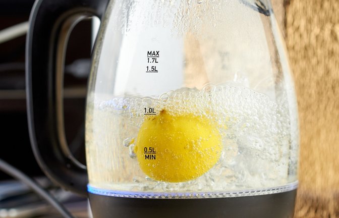 Der Wasserkocher sollte regelmäßig entkalkt werden.<span class='image-autor'>Foto: Astfreelancer / shutterstock.com</span>