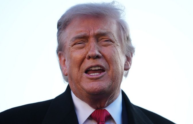 Donald Trump droht der EU wieder einmal mit Zöllen. Doch der US-Präsident ist weniger stark, als er sich aufführt.<span class='image-autor'>Foto: Mark Schiefelbein/AP/dpa</span>