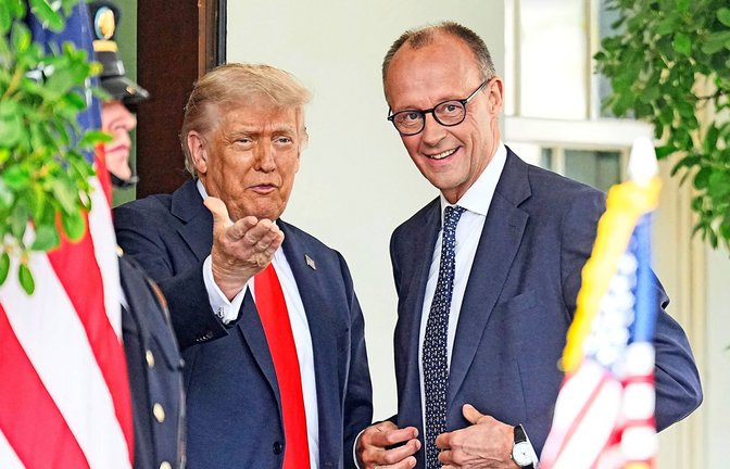 Friedrich Merz (r.) beim Besuch im Weißen Haus im vergangenen Jahr. Diese Jahr will er Donald Trump nach Bad Dürkheim einladen.<span class='image-autor'>Foto: MICHAEL KAPPELER/AFP/MICHAEL KAPPELER</span>