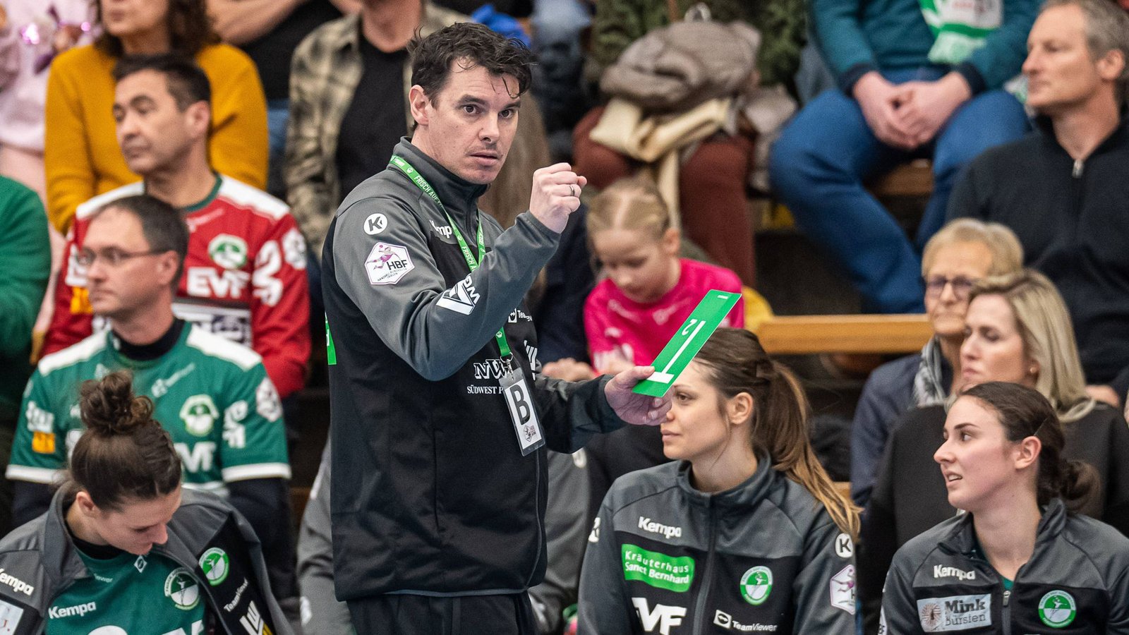 Trainer Nico Kiener steigt mit den Frisch-Auf-Frauen nach menschlichem Ermessen  in die Bundesliga auf.Foto: IMAGO/Eibner/IMAGO/EIBNER/Michael Schmidt