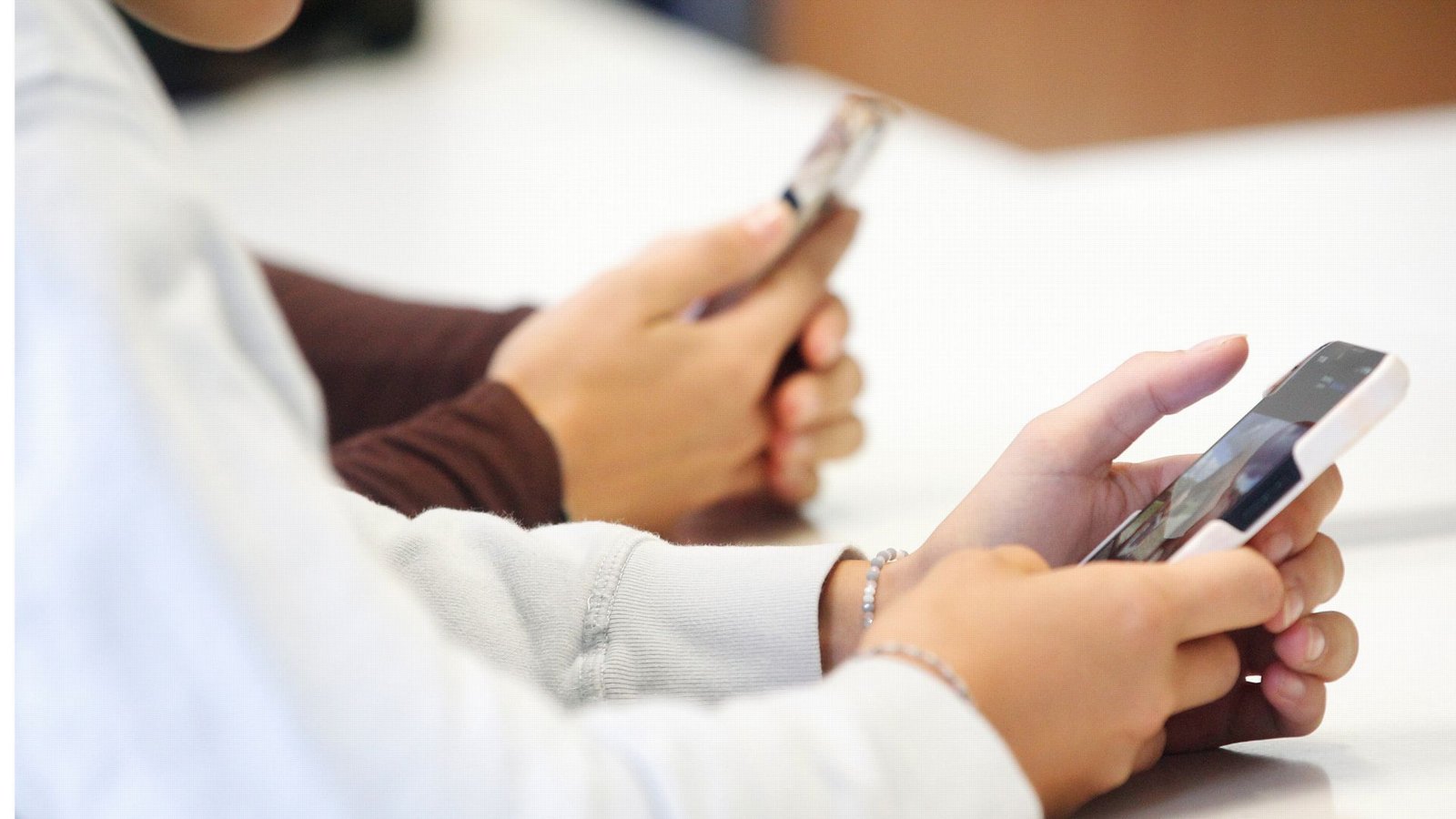 In dänischen Schulen könnten Smartphones in Zukunft per Gesetz verboten werden.Foto: dpa/Roland Weihrauch In dänischen Schulen könnten Smartphones in Zukunft per Gesetz verboten werden.Foto: dpa/Roland Weihrauch