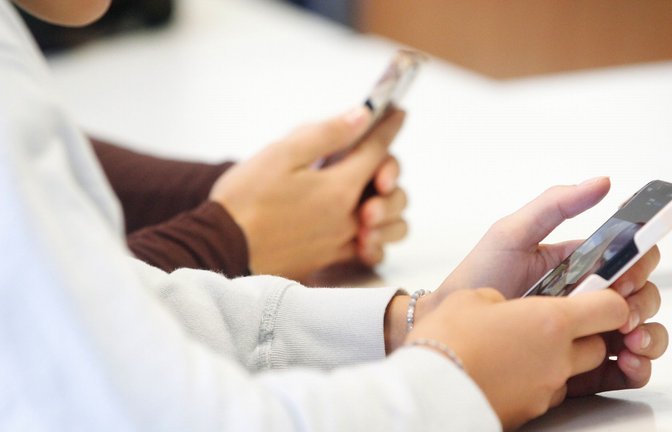 In dänischen Schulen könnten Smartphones in Zukunft per Gesetz verboten werden.<span class='image-autor'>Foto: dpa/Roland Weihrauch</span>