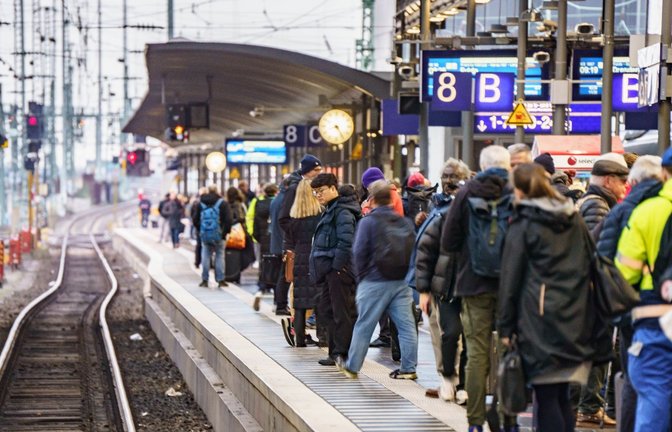 Die Deutsche Bahn stellt am Samstag angesichts des bevorstehenden Warnstreiks ein deutlich erhöhtes Fahrgastaufkommen fest.<span class='image-autor'>Foto: Frank Rumpenhorst/dpa/Archiv</span>