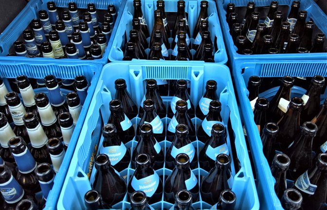 Die Polizei nahm einen Betrunkenen einen vollen Kasten Bier ab – der meldete sich danach über die Notrufnummer deswegen.<span class='image-autor'>Foto: Imago /Manfred Segerer (Symbolbild)</span>