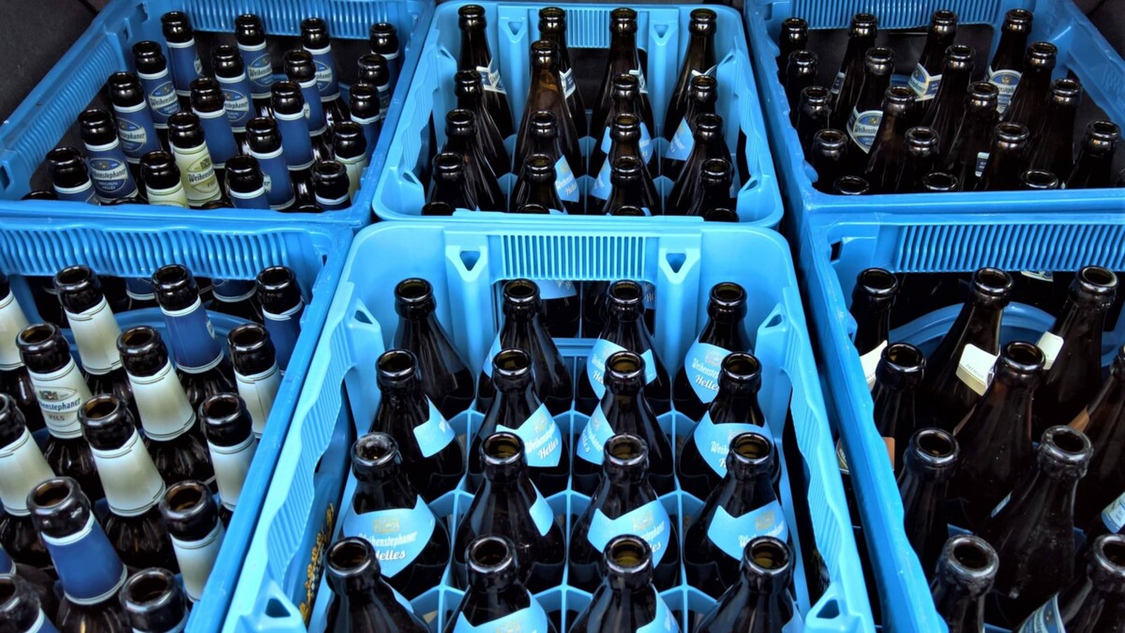 Die Polizei nahm einen Betrunkenen einen vollen Kasten Bier ab – der meldete sich danach über die Notrufnummer deswegen.Foto: Imago /Manfred Segerer (Symbolbild) Die Polizei nahm einen Betrunkenen einen vollen Kasten Bier ab – der meldete sich danach über die Notrufnummer deswegen.Foto: Imago /Manfred Segerer (Symbolbild)