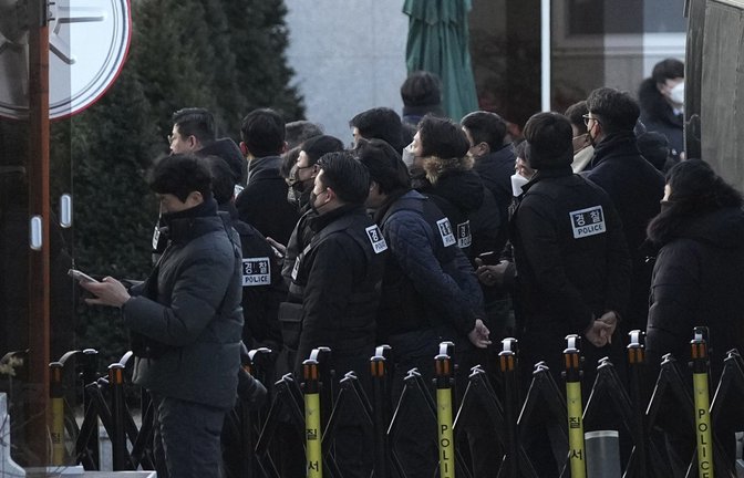 Polizeibeamte treffen am 2. Januar am Tor der Präsidentenresidenz in Seoul ein.<span class='image-autor'>Foto: dpa/Lee Jin-man</span>