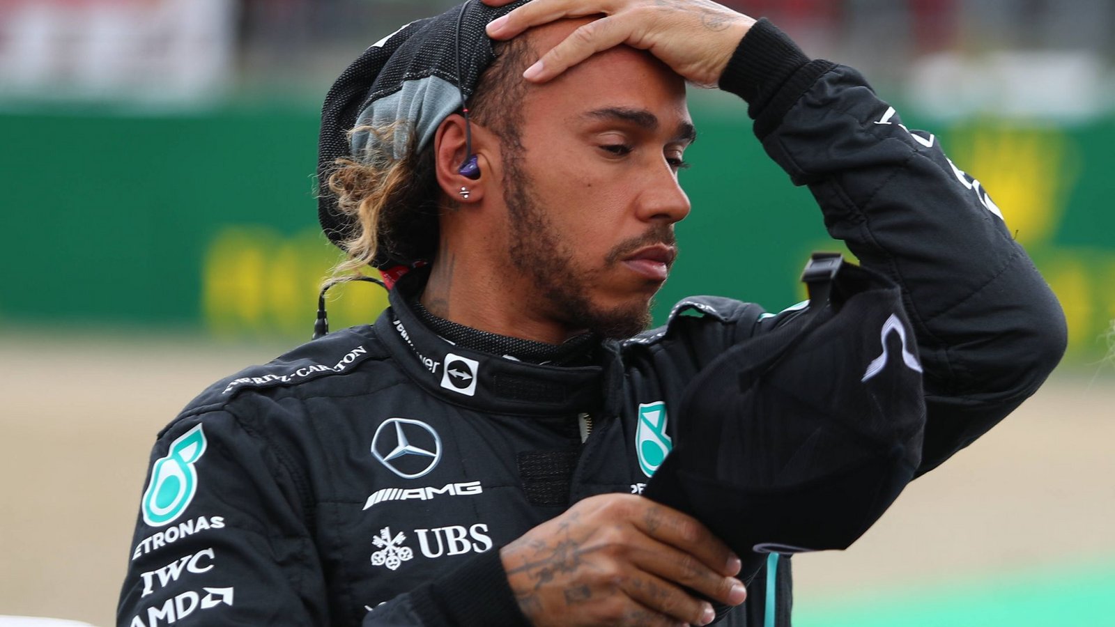 Frust hoch zehn: Mercedes-Pilot Lewis Hamilton beklagt sich in Imola, der Silberpfeil sei unfahrbar.Foto: IMAGO/ /Alessio Morgese