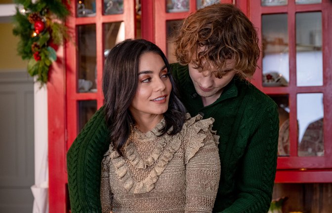 Vanessa Hudgens und Josh Whitehouse in "The Knight Before Christmas".<span class='image-autor'>Foto: Brooke Palmer/ Netflix</span>