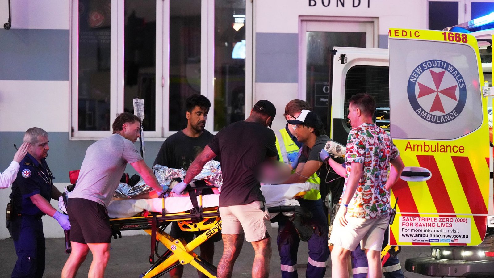 Rettungskräfte transportieren eine Person auf einer Trage nach einem Zwischenfall am Bondi Beach in Sydney.Foto: Mark Baker/AP/dpa