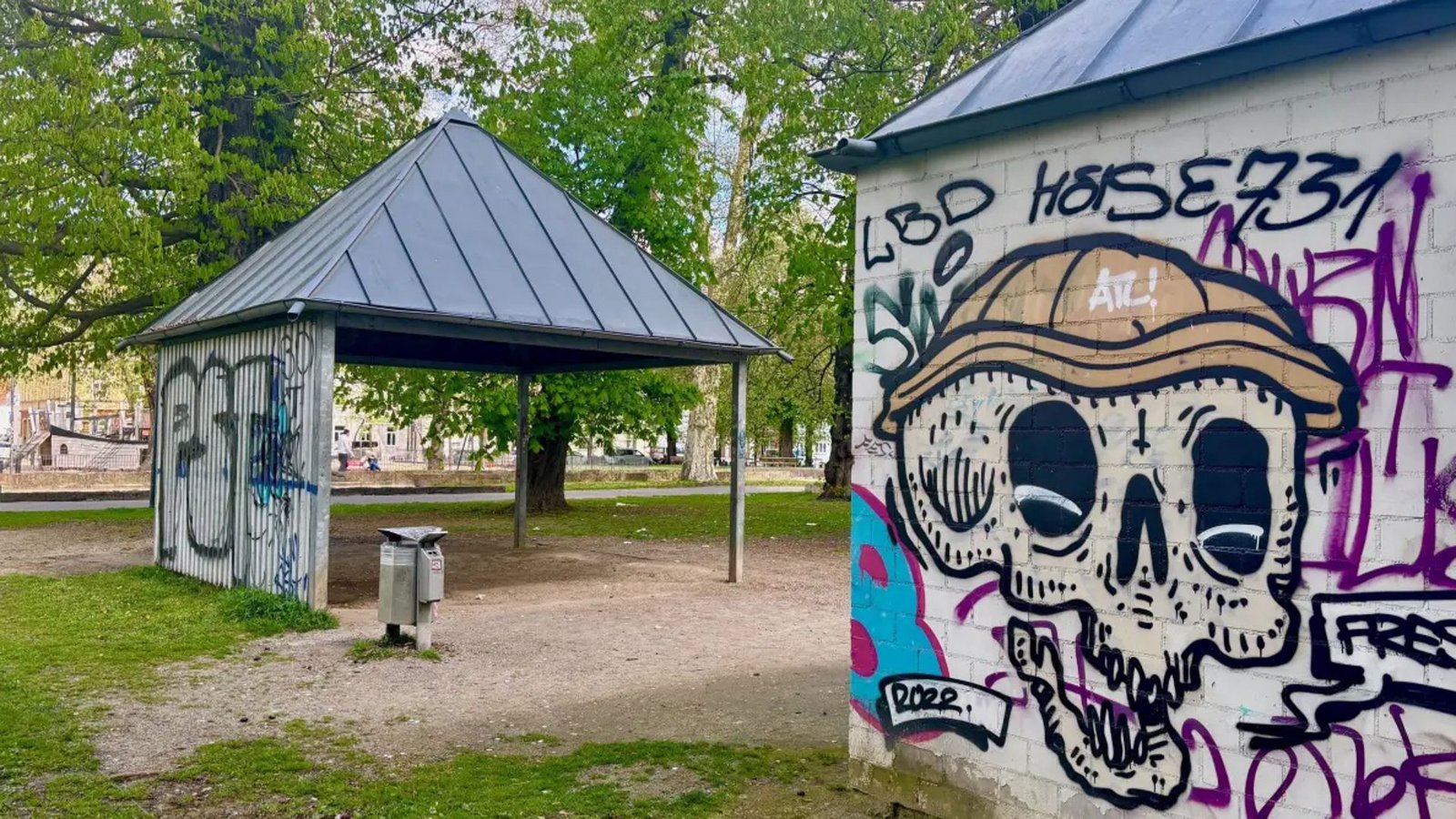 Die Möbel im Karlsplatz-Pavillon wurden von der Spurensicherung abgebaut und mitgenommen.Foto: Magdi Aboul-Kheir