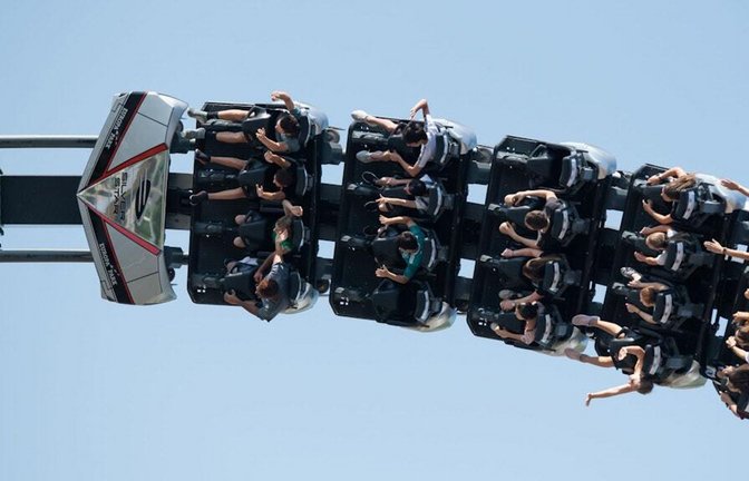 Die beliebte «Silver Star»-Achterbahn im Europapark rückt dank eines neuen Busangebots näher an die Region Stuttgart heran.<span class='image-autor'>Foto: Silas Stein/dpa</span>