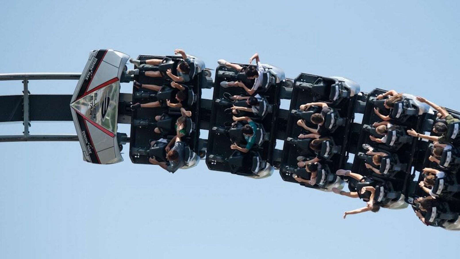 Die beliebte «Silver Star»-Achterbahn im Europapark rückt dank eines neuen Busangebots näher an die Region Stuttgart heran.Foto: Silas Stein/dpa Die beliebte «Silver Star»-Achterbahn im Europapark rückt dank eines neuen Busangebots näher an die Region Stuttgart heran.Foto: Silas Stein/dpa