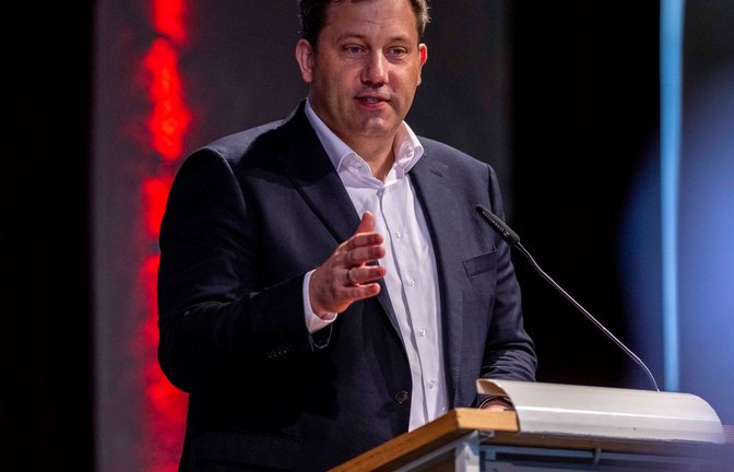 Lars Klingbeil hat in Bielefeld bestätigt, dass es bei Gesprächen mit der CDU sehr laut wurde.<span class='image-autor'>Foto: David Inderlied/dpa</span>