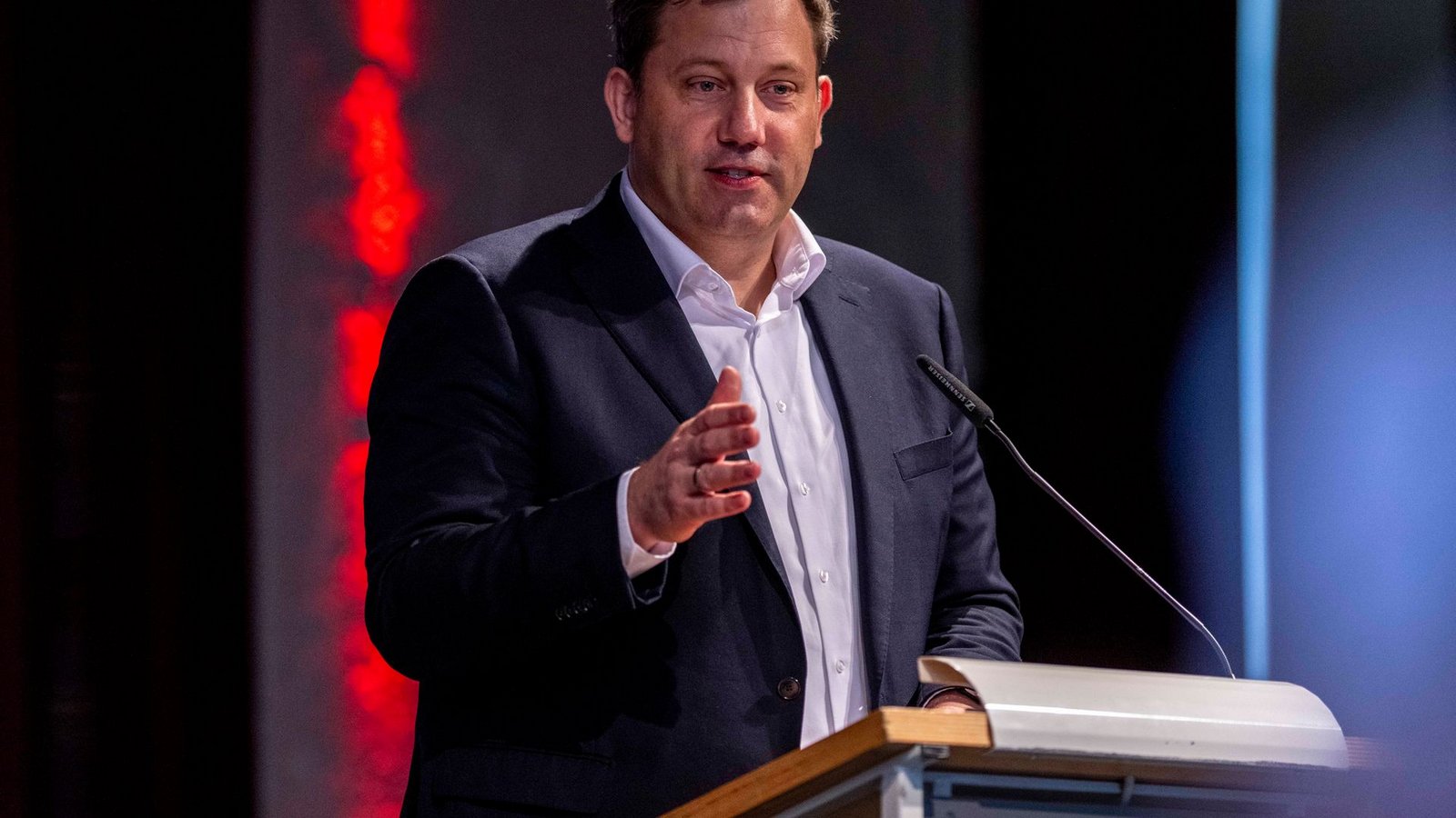 Lars Klingbeil hat in Bielefeld bestätigt, dass es bei Gesprächen mit der CDU sehr laut wurde.Foto: David Inderlied/dpa