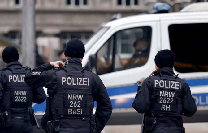 Polizisten sichern nach einem Terroralarm zum Jahreswechsel den Kölner Dom. In Stuttgart geht derzeit ein hohes Risiko von einem islamistischen Gefährder aus.<span class='image-autor'>Foto: /Christoph Hardt</span>