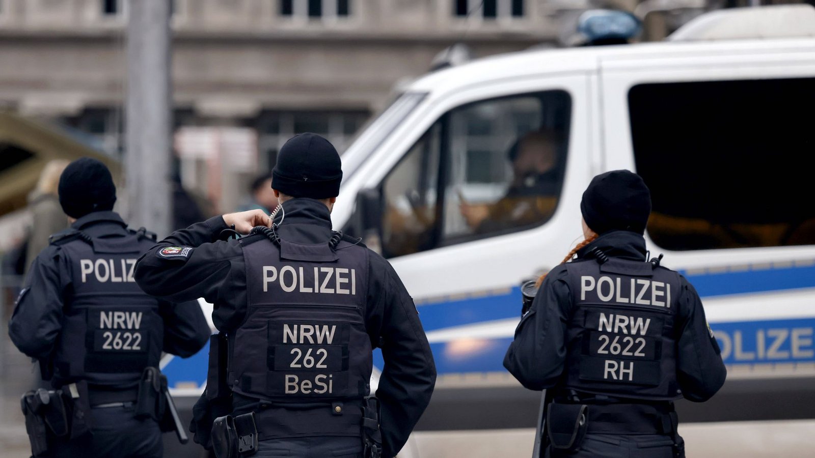 Polizisten sichern nach einem Terroralarm zum Jahreswechsel den Kölner Dom. In Stuttgart geht derzeit ein hohes Risiko von einem islamistischen Gefährder aus.Foto: /Christoph Hardt Polizisten sichern nach einem Terroralarm zum Jahreswechsel den Kölner Dom. In Stuttgart geht derzeit ein hohes Risiko von einem islamistischen Gefährder aus.Foto: /Christoph Hardt