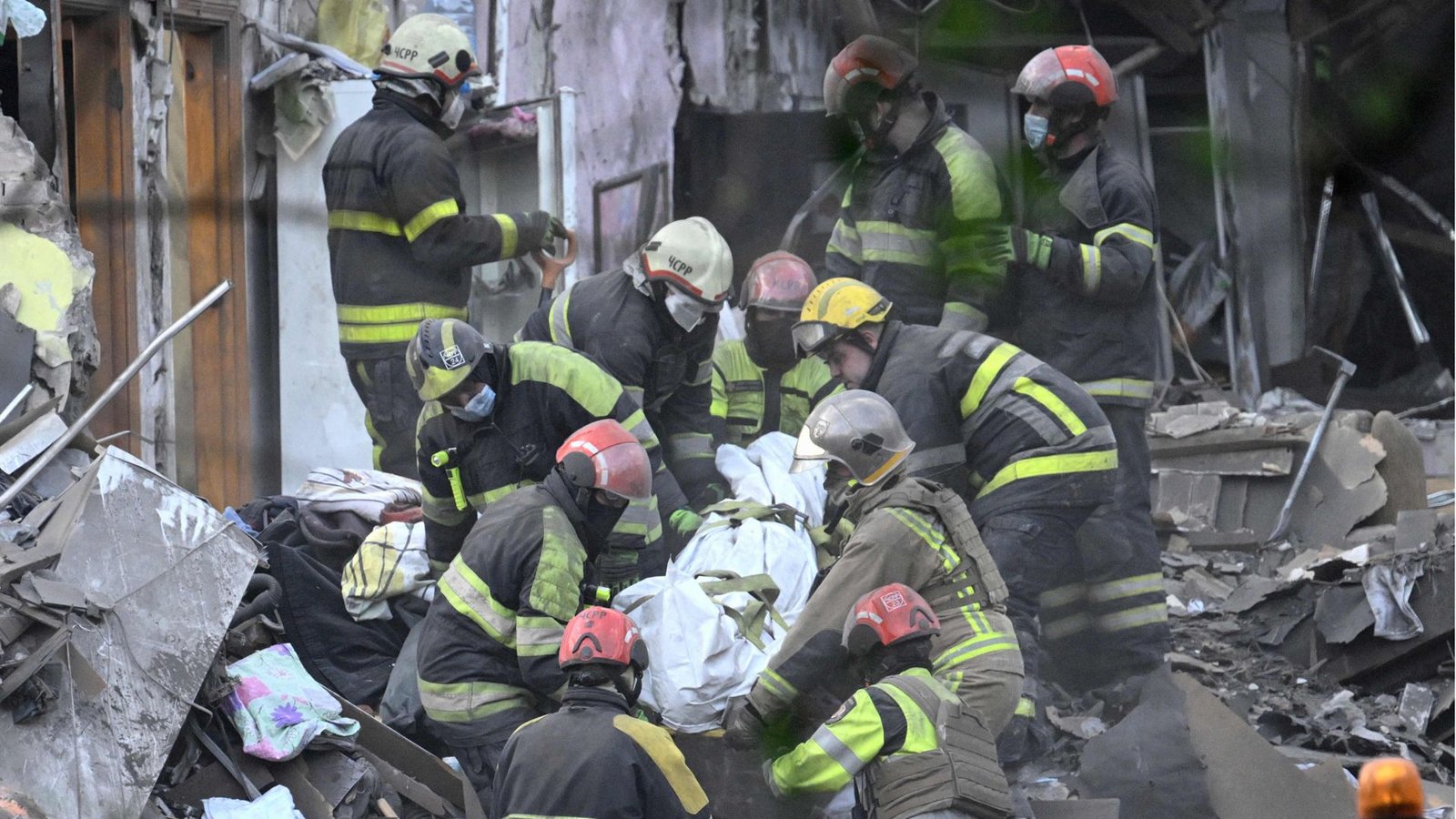 Rettungskräfte haben nach dem Angriff in Kiew zahlreiche Tote und Verletzte aus den Trümmern geborgen.Foto: AFP/GENYA SAVILOV Rettungskräfte haben nach dem Angriff in Kiew zahlreiche Tote und Verletzte aus den Trümmern geborgen.Foto: AFP/GENYA SAVILOV