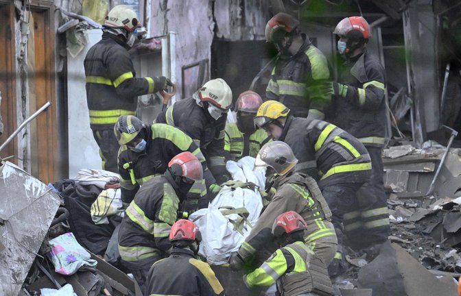 Rettungskräfte haben nach dem Angriff in Kiew zahlreiche Tote und Verletzte aus den Trümmern geborgen.<span class='image-autor'>Foto: AFP/GENYA SAVILOV</span>