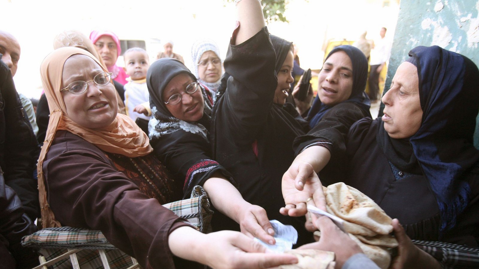 Menschen drängen sich in Kairo, weil Brot zu Sonderpreisen angeboten wird.Foto: picture-alliance/ dpa/epa Khaled El Fiqi