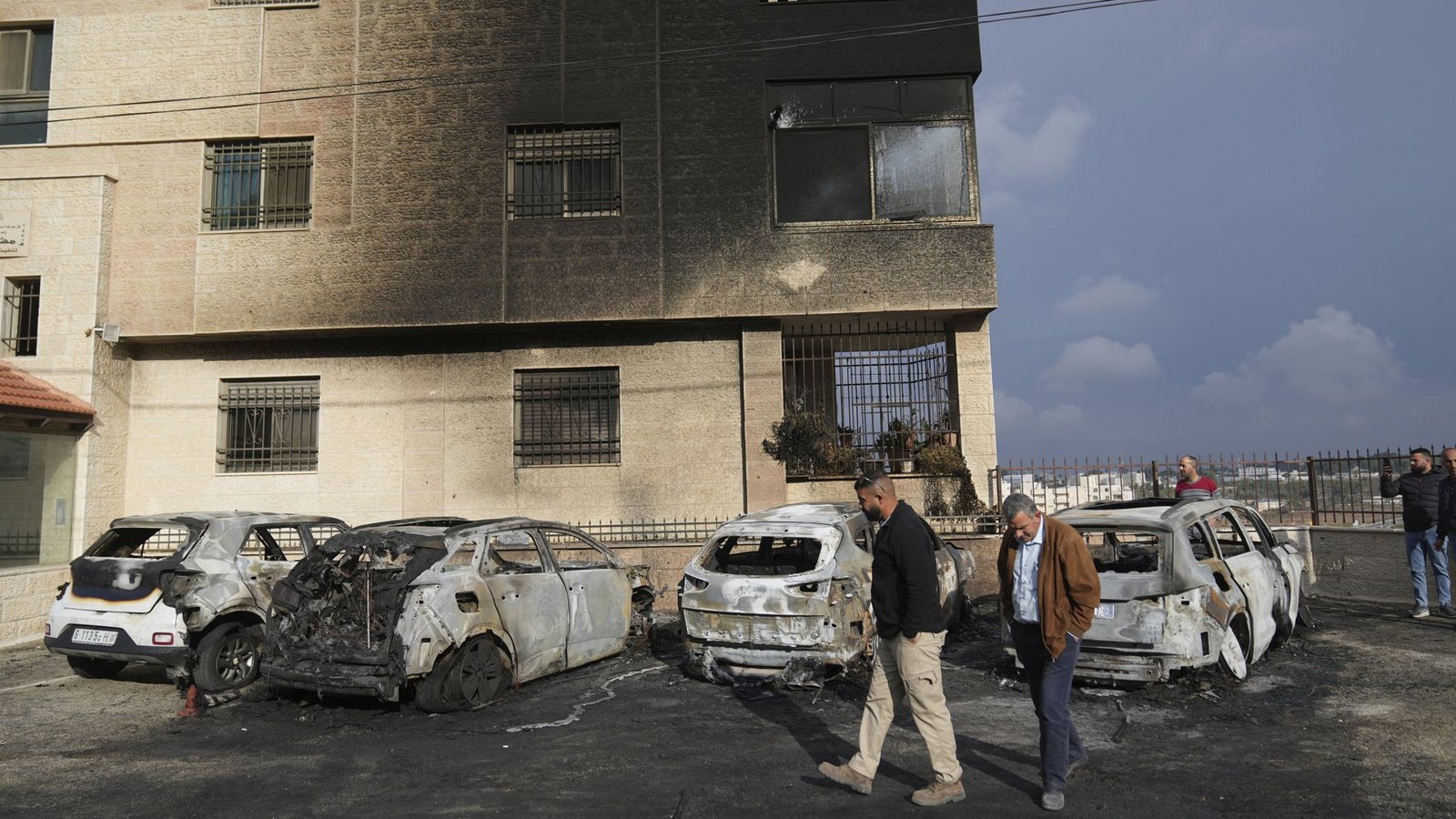 Palästinenser inspizieren Fahrzeuge, die von gewalttätigen israelischen Siedlern bei einem Angriff am Rande der Stadt al-Bireh im Westjordanland in Brand gesetzt wurden.Foto: dpa/Nasser Nasser Palästinenser inspizieren Fahrzeuge, die von gewalttätigen israelischen Siedlern bei einem Angriff am Rande der Stadt al-Bireh im Westjordanland in Brand gesetzt wurden.Foto: dpa/Nasser Nasser
