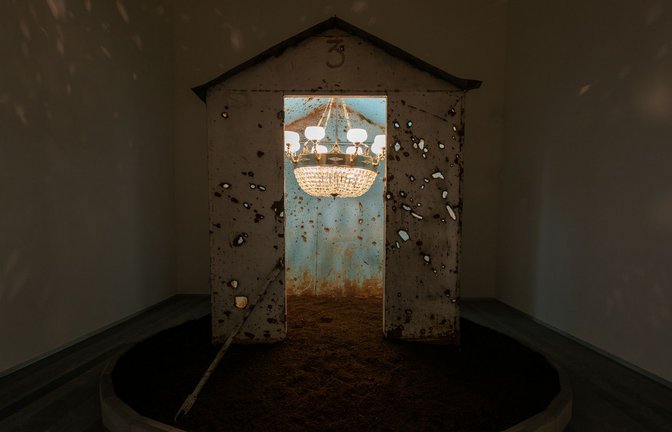 Das Werk „Haus der Kultur“ von Schanna Kadyrowa besteht aus einem im Krieg beschädigten Schuppen.<span class='image-autor'>Foto: PinchukArtCentre © 2023/Sergey Illin</span>