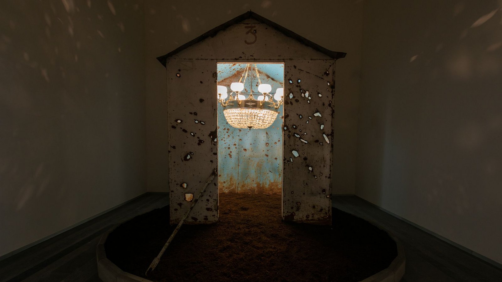 Das Werk „Haus der Kultur“ von Schanna Kadyrowa besteht aus einem im Krieg beschädigten Schuppen.Foto: PinchukArtCentre © 2023/Sergey Illin Das Werk „Haus der Kultur“ von Schanna Kadyrowa besteht aus einem im Krieg beschädigten Schuppen.Foto: PinchukArtCentre © 2023/Sergey Illin