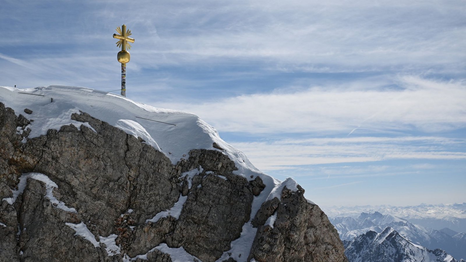 Eine echte alpine Seltenheit: Die Zugspitze,  mit 2962 Metern der höchste Gipfel Deutschlands,  bekommt ein zweites Gipfelkreuz.Foto: Angelika Warmuth/dpa