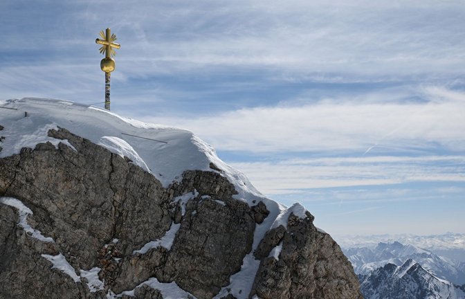 Eine echte alpine Seltenheit: Die Zugspitze,  mit 2962 Metern der höchste Gipfel Deutschlands,  bekommt ein zweites Gipfelkreuz.<span class='image-autor'>Foto: Angelika Warmuth/dpa</span>