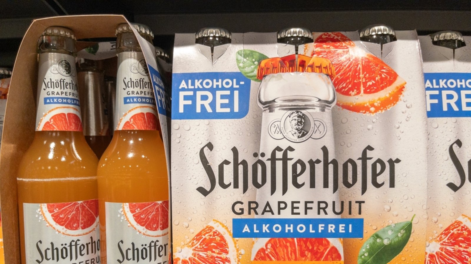 Könnten versehentlich Flaschen mit Alkohol enthalten: Die Schöfferhofer Grapefruit Alkoholfrei Sixpacks. (Symbolbild)Foto: VGV MEDIA/ Shutterstock