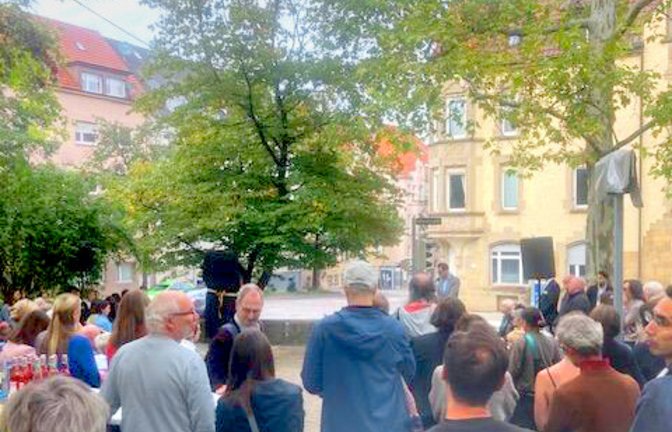 Mehr als 100 Menschen begleiteten die Einweihung des Shmuel-Dancyger-Platzes im Stuttgarter Westen.<span class='image-autor'>Foto: Forstbauer</span>