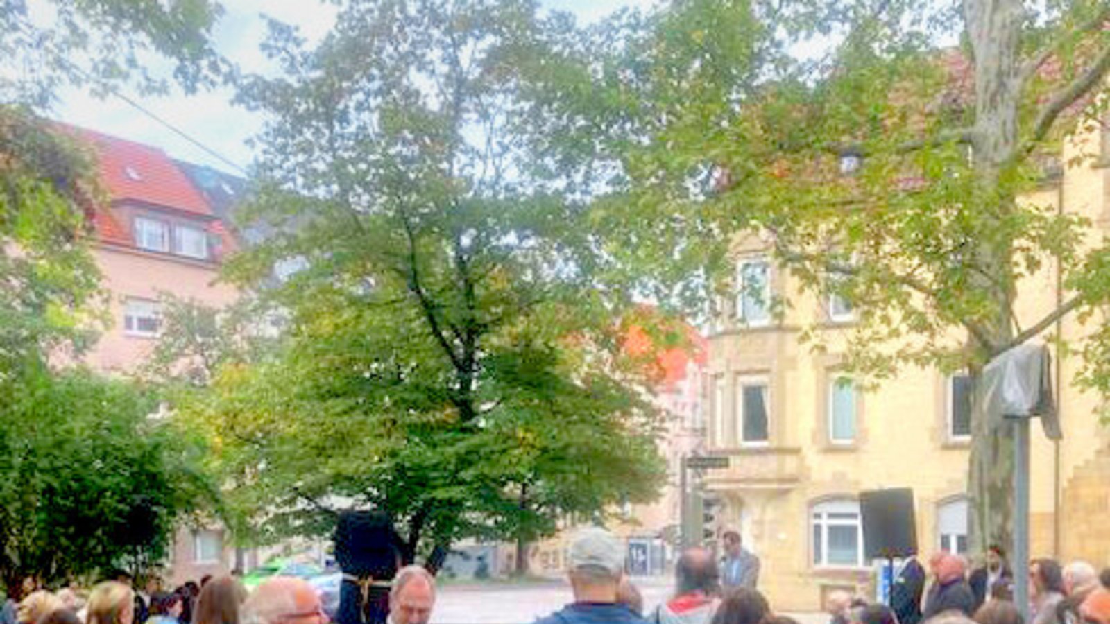 Mehr als 100 Menschen begleiteten die Einweihung des Shmuel-Dancyger-Platzes im Stuttgarter Westen.Foto: Forstbauer
