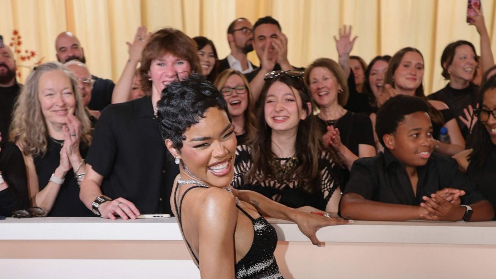 Drama, Baby! Teyana Taylors schwarz-weißes Chanel-Kleid vereinte Transparenz, Federn und Funkelsteine. Unser Urteil: Ein bisschen viel von allem.Foto: Getty Images via AFP Drama, Baby! Teyana Taylors schwarz-weißes Chanel-Kleid vereinte Transparenz, Federn und Funkelsteine. Unser Urteil: Ein bisschen viel von allem.Foto: Getty Images via AFP