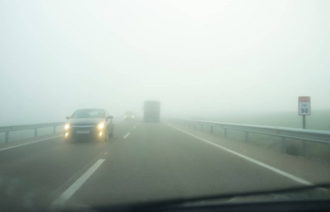 Erfahren Sie, ob Nebelscheinwerfer im Straßenverkehr Pflicht sind und welches Licht Sie bei Nebel benutzen müssen.<span class='image-autor'>Foto: WH_Pics / Shutterstock.com</span>