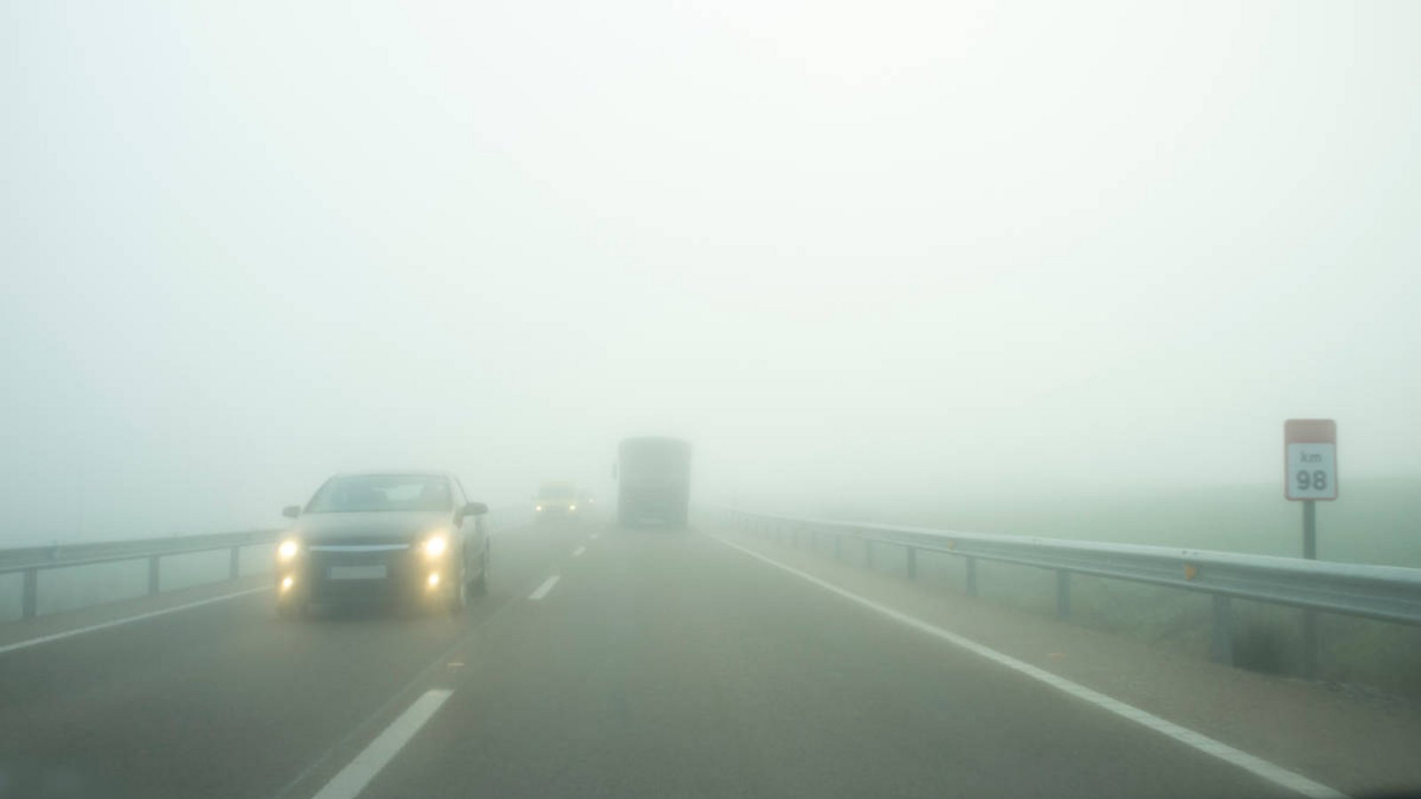 Erfahren Sie, ob Nebelscheinwerfer im Straßenverkehr Pflicht sind und welches Licht Sie bei Nebel benutzen müssen.Foto: WH_Pics / Shutterstock.com