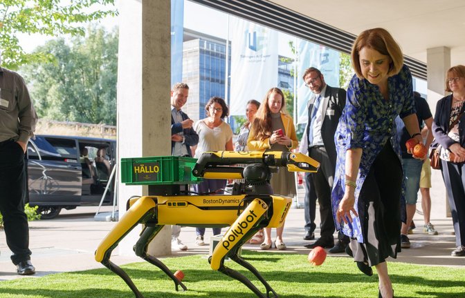 Diesem Robo-Hund ist Forschungsministerin Petra Olschowski in Tübingen begegnet.<span class='image-autor'>Foto: &nbsp;</span>