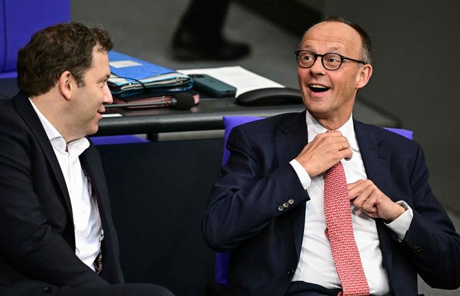 Alles gut in der schwarz-roten Koalition? Friedrich Merz (r.) und Finanzminister Lars Klingbeil tauschen sich aus.<span class='image-autor'>Foto: AFP</span>