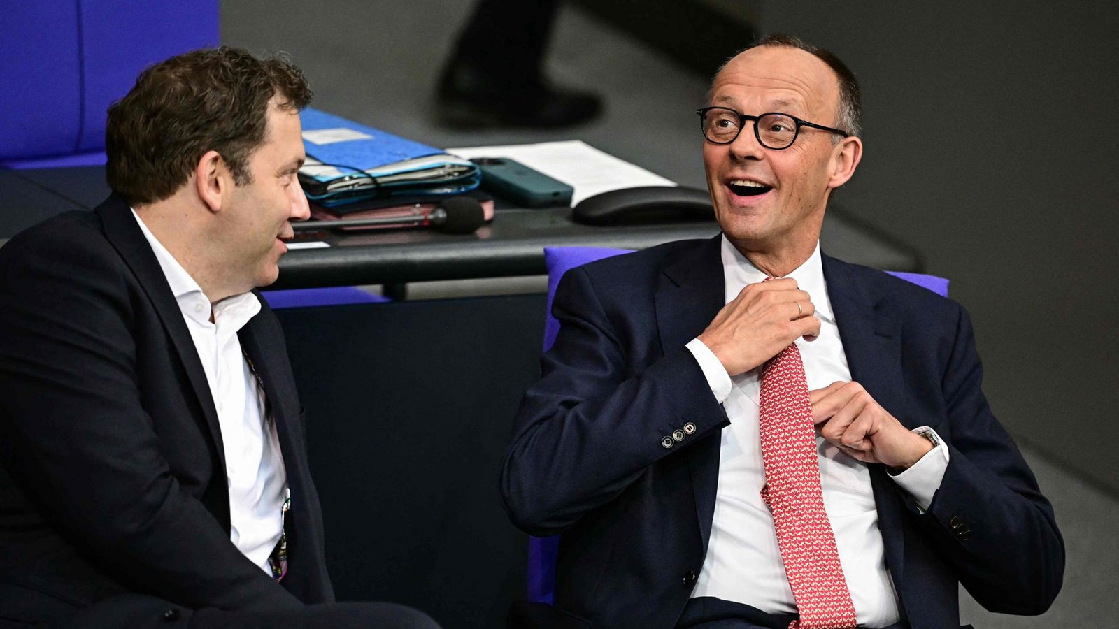 Alles gut in der schwarz-roten Koalition? Friedrich Merz (r.) und Finanzminister Lars Klingbeil tauschen sich aus.Foto: AFP Alles gut in der schwarz-roten Koalition? Friedrich Merz (r.) und Finanzminister Lars Klingbeil tauschen sich aus.Foto: AFP
