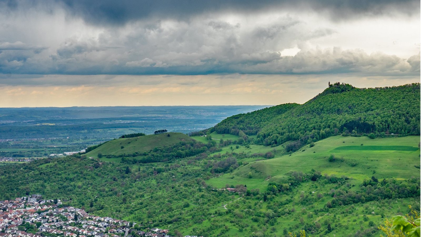 Bei der Tour „Hochgelegen“ hat man vom Brucker Fels auch eine schöne Aussicht auf die Burg Teck und das Städtchen Owen.Foto: Faltin Bei der Tour „Hochgelegen“ hat man vom Brucker Fels auch eine schöne Aussicht auf die Burg Teck und das Städtchen Owen.Foto: Faltin