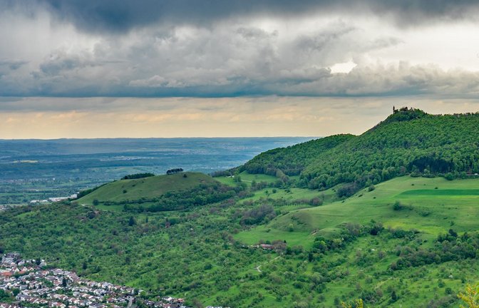 Bei der Tour „Hochgelegen“ hat man vom Brucker Fels auch eine schöne Aussicht auf die Burg Teck und das Städtchen Owen.<span class='image-autor'>Foto: Faltin</span>