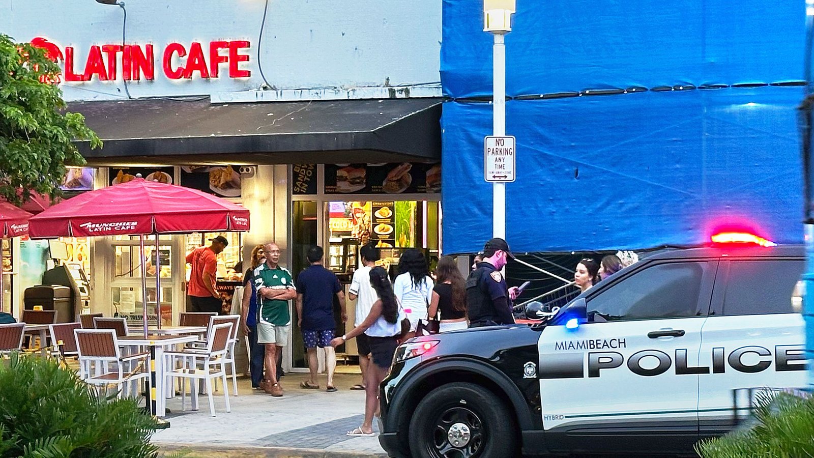 Eine Polizeistreife kontrolliert vor dem Latin Cafe in Miami Beach.Foto: Tobias Käufer Eine Polizeistreife kontrolliert vor dem Latin Cafe in Miami Beach.Foto: Tobias Käufer