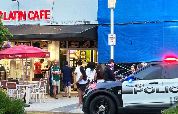 Eine Polizeistreife kontrolliert vor dem Latin Cafe in Miami Beach.<span class='image-autor'>Foto: Tobias Käufer</span>