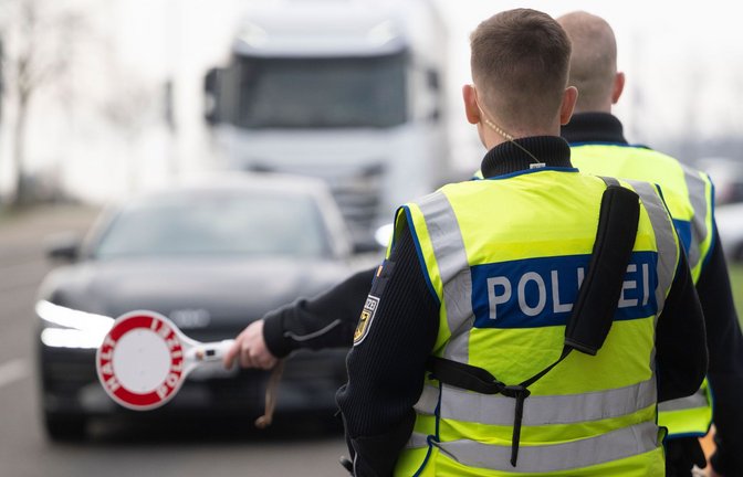 Wegen der gestiegenen Migrationszahlen hat Deutschland wieder Grenzkontrollen eingeführt. Nun hat die EU das Asylrecht reformiert, doch wann die Kontrollen wegfallen, ist ungewiss.<span class='image-autor'>Foto: Marijan Murat/dpa</span>