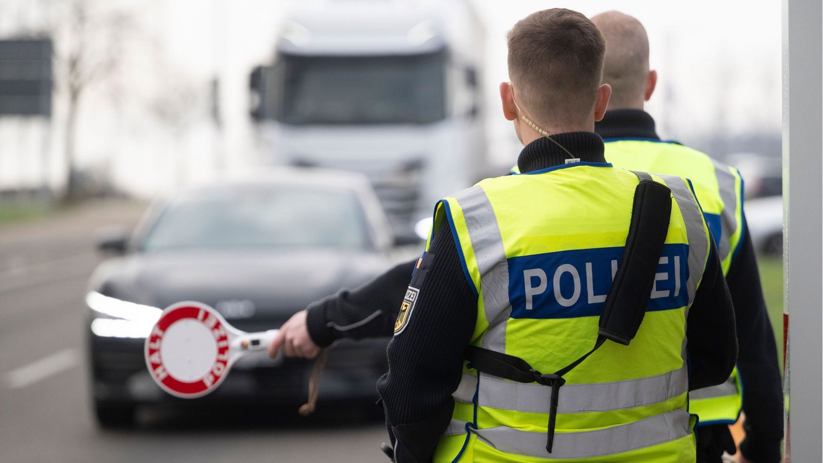 Wegen der gestiegenen Migrationszahlen hat Deutschland wieder Grenzkontrollen eingeführt. Nun hat die EU das Asylrecht reformiert, doch wann die Kontrollen wegfallen, ist ungewiss.Foto: Marijan Murat/dpa Wegen der gestiegenen Migrationszahlen hat Deutschland wieder Grenzkontrollen eingeführt. Nun hat die EU das Asylrecht reformiert, doch wann die Kontrollen wegfallen, ist ungewiss.Foto: Marijan Murat/dpa