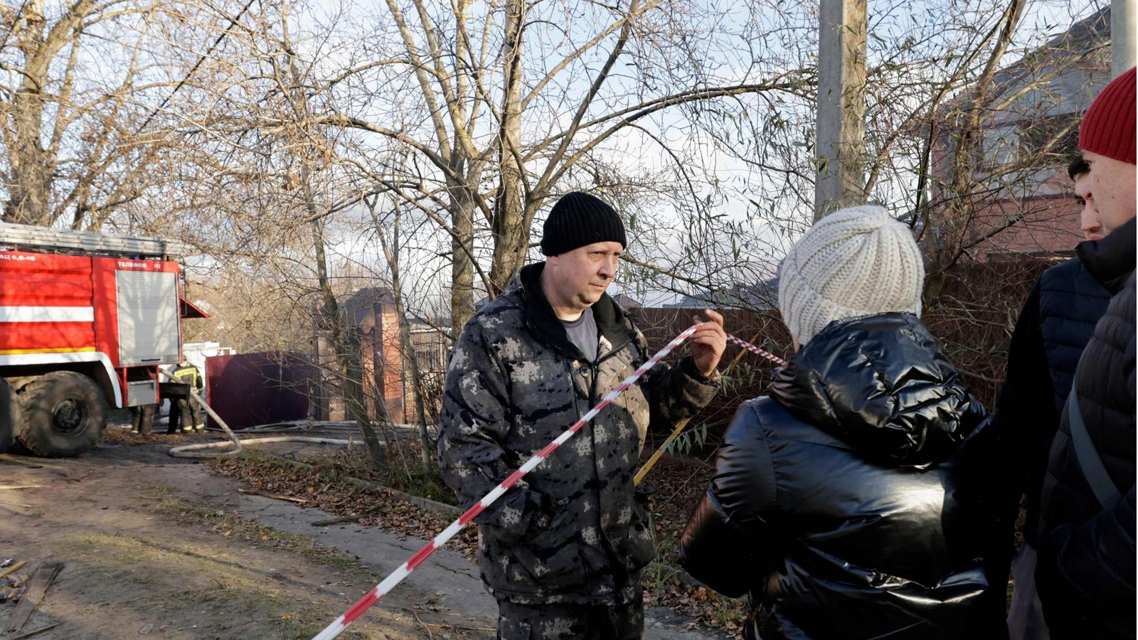 Anwohner stehen im russischen Stanowoje vor einem Haus, das durch ukrainische Drohnen beschädigt wurde.Foto: AFP/Tatjana Makejewa Anwohner stehen im russischen Stanowoje vor einem Haus, das durch ukrainische Drohnen beschädigt wurde.Foto: AFP/Tatjana Makejewa