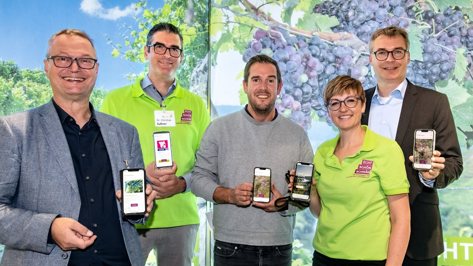 App für Steillagen – von links: Jörg Frauhammer (Bürgermeister Gemmrigheim), Christian Sußner, Boris Seitz (Bürgermeister Mundelsheim), Stefanie Bartzsch (Leitung FB21 Kreisentwicklung & Klimaschutz) und Alexander Lahl (Regionaldirektor – Verband Region Stuttgart). Foto: LL